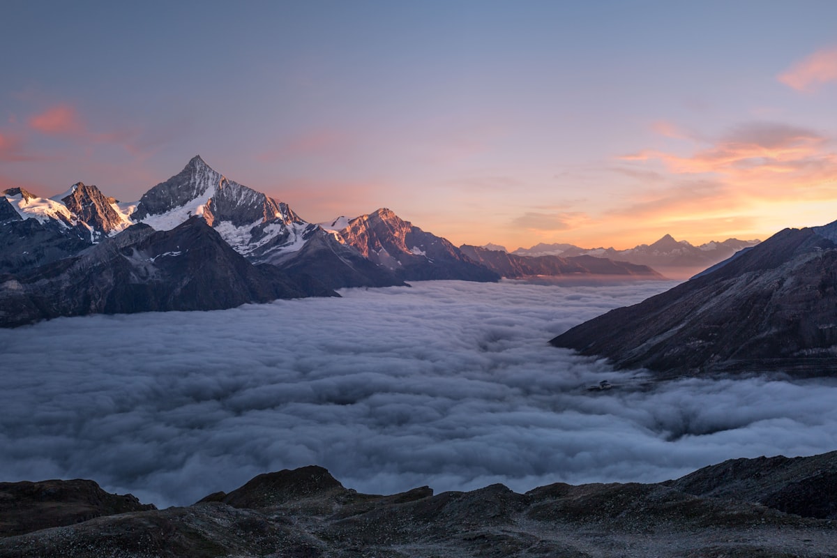 清境農場高山美景，綠色山丘與藍天白雲