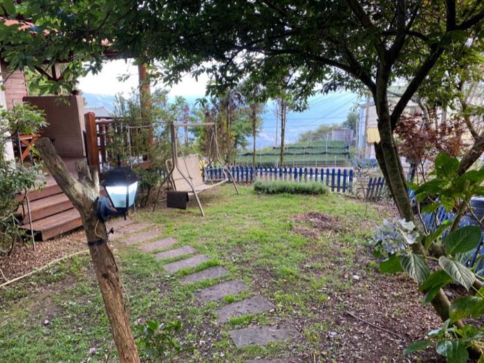 清境民宿|南投清境農場住宿首選|清境藍天花園民宿 8 庭園鞦韆與遠方山景